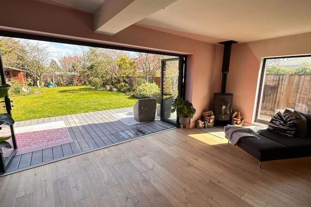 Formby, Spacious True Bungalow Steps From Beach Exteriör bild