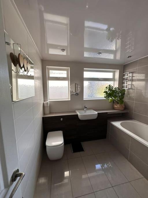 Formby, Spacious True Bungalow Steps From Beach Exteriör bild