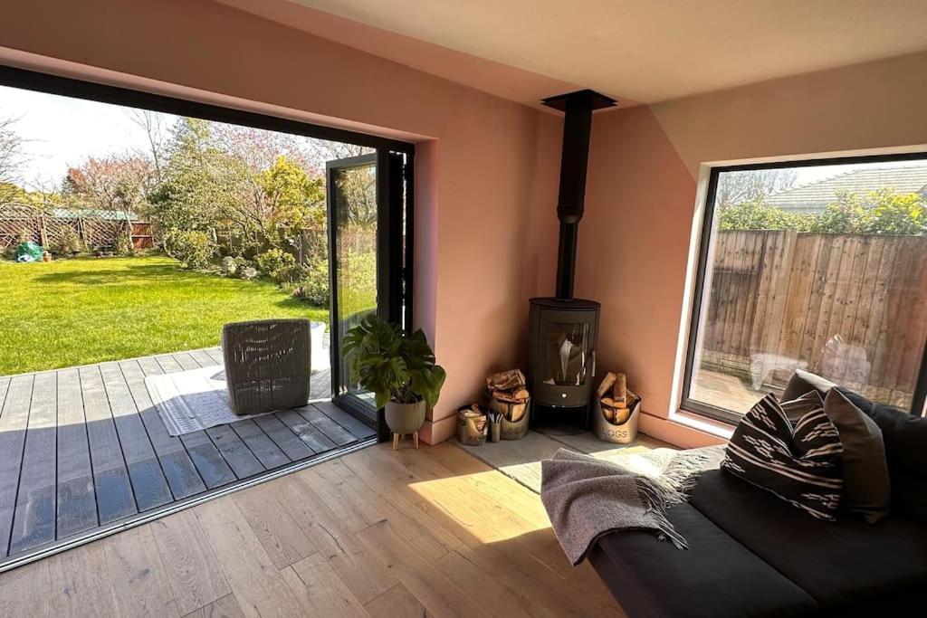 Formby, Spacious True Bungalow Steps From Beach Exteriör bild
